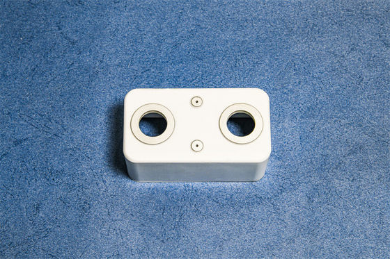 Kekerasan RoHS ≥85 Kasus Keramik Alumina dengan Skala Mohs 9 Kekerasan dan Kekakuan Gas ≤1.0*10^-11 untuk Aplikasi Elektronik